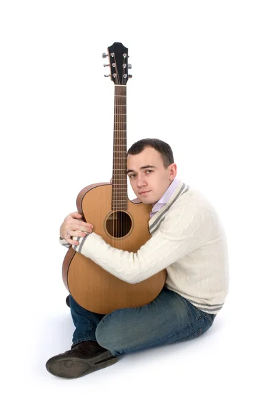 Man zijn akoestische gitaar spelen — Stockfoto