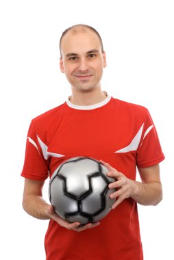 bir futbol topu tutan genç adam