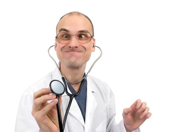 Medico pazzo che usa uno stetoscopio — Foto Stock
