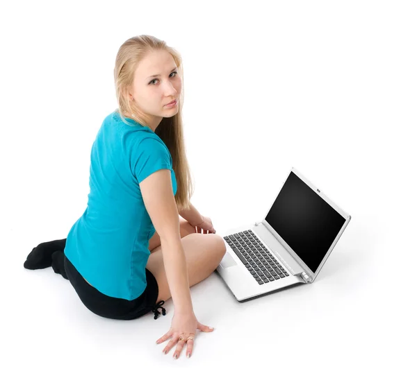 Młoda kobieta z jej laptop — Zdjęcie stockowe