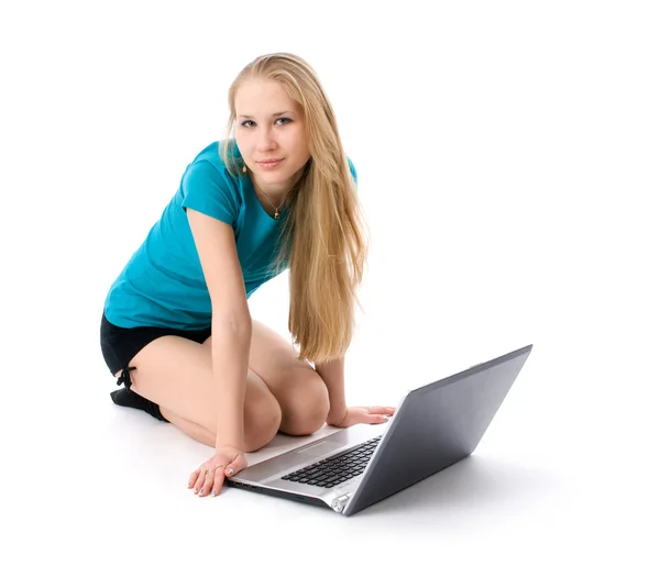 Красивая девочка-подросток с ноутбуком — стоковое фото