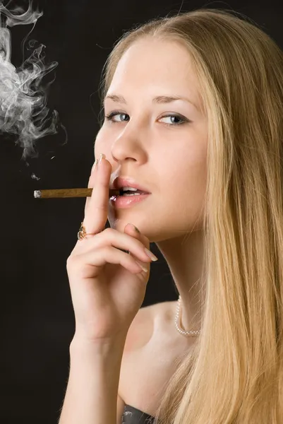 Aranyos fiatal nő, a dohányzás cigaretta — Stock Fotó