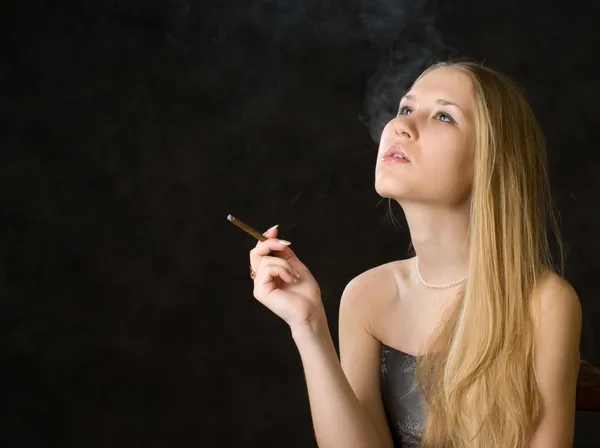 Beautiful smoking woman — Stock Photo, Image