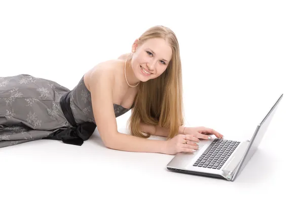 Mujer joven usando una computadora portátil — Foto de Stock