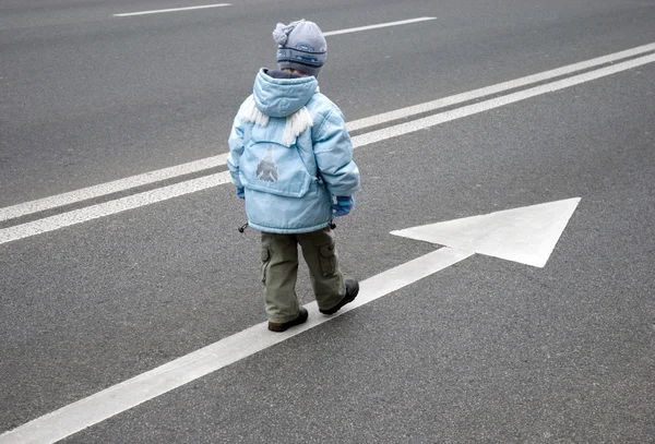 Ребенок на дороге — стоковое фото