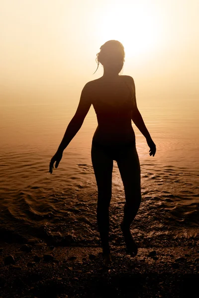 Дівчина на пляжі в золотий вечір — стокове фото