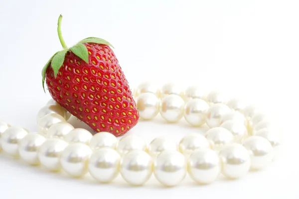 Aardbeien en pearl. — Stockfoto