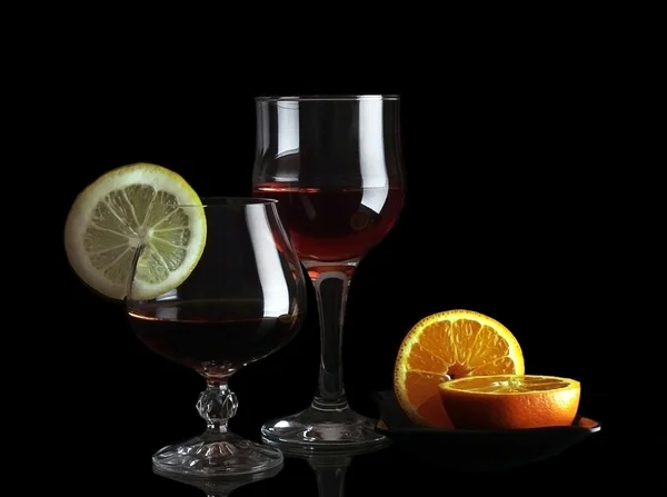 Copas de vino y frutas — Foto de Stock