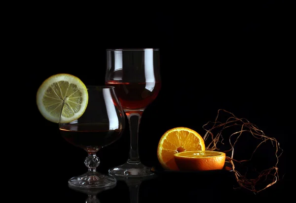 Weingläser und Früchte — Stockfoto