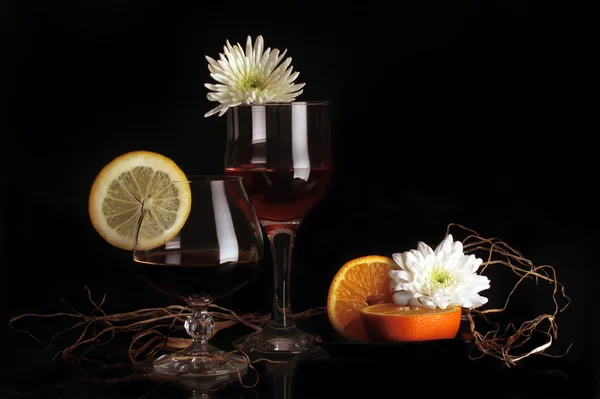 Copas de vino y frutas — Foto de Stock