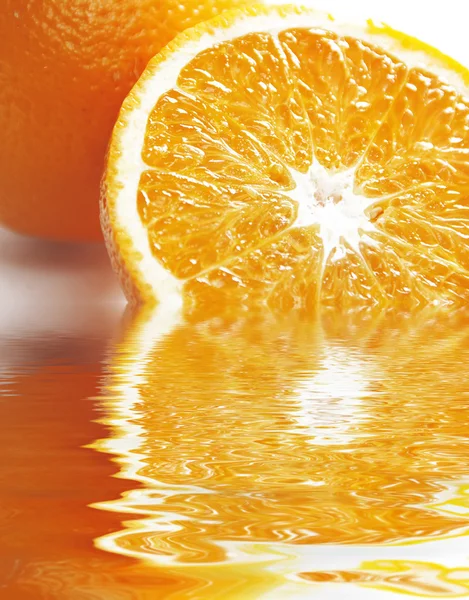 Färsk hel och skivad apelsin — Stockfoto