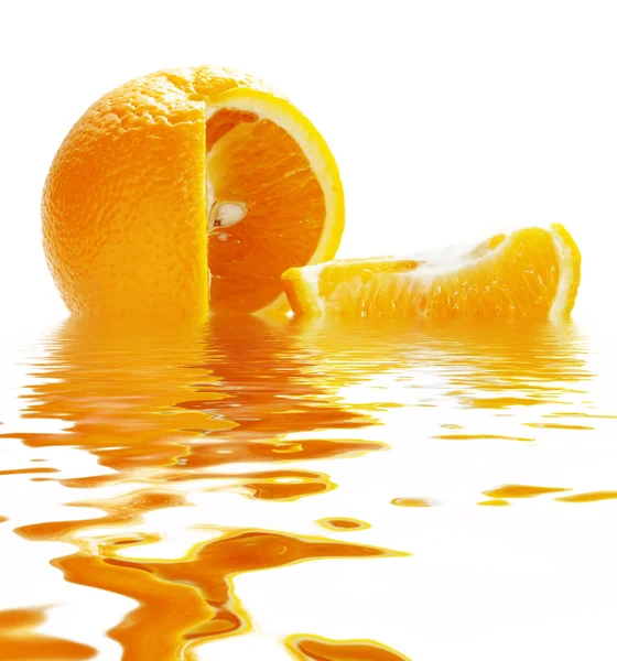 Naranja fresca entera y en rodajas — Foto de Stock