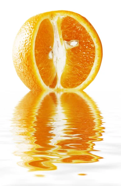 Φρέσκο ολόκληρο και φέτες πορτοκάλι — Φωτογραφία Αρχείου