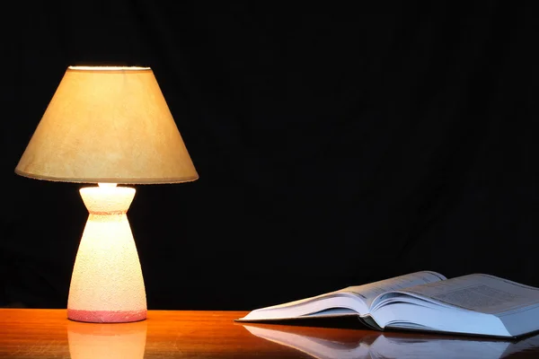 Lampa och bok — Stockfoto