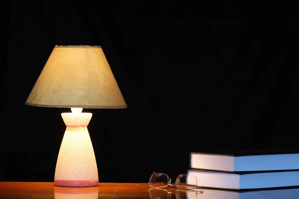 Lamp en boeken — Stockfoto