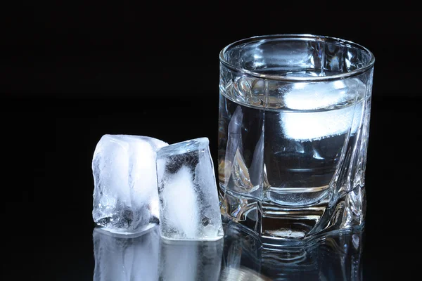 Água com gelo — Fotografia de Stock