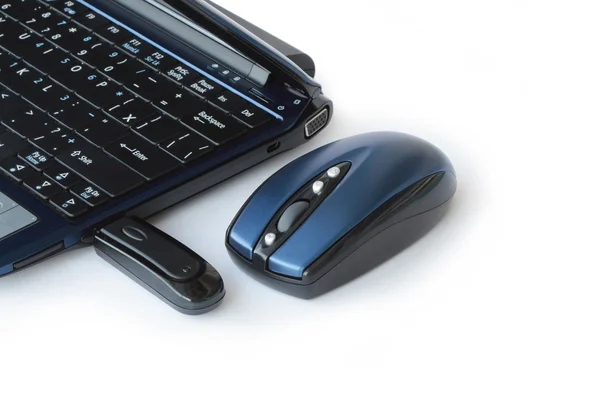Laptop en computer muis — Stockfoto