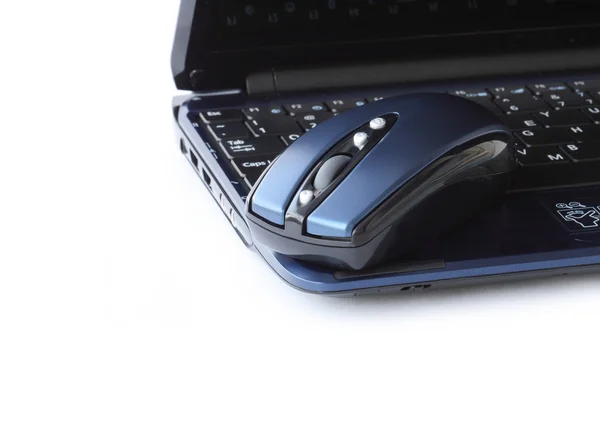 Ноутбук і комп'ютерна миша — стокове фото