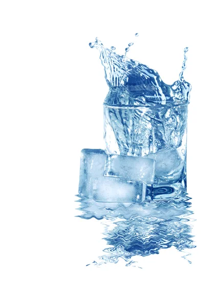 Wasser mit Eis — Stockfoto