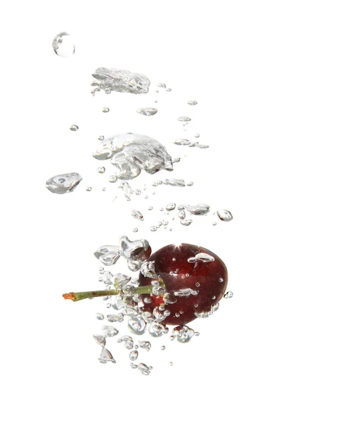 Körsbär i vatten — Stockfoto