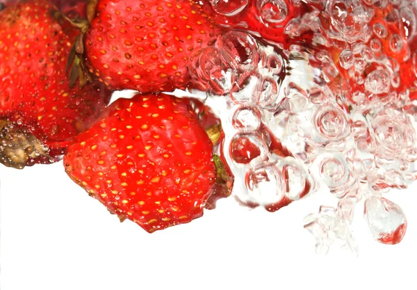 Fresas en agua — Foto de Stock