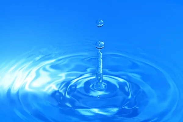 Голубая плещущая вода — стоковое фото
