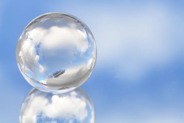 Glasartade globe i himlen — Stockfoto