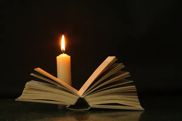 Stare książki i świeca — Zdjęcie stockowe