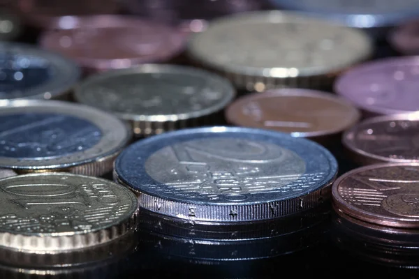 Monedas en la oscuridad — Foto de Stock