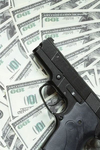 Pistola y dinero — Foto de Stock