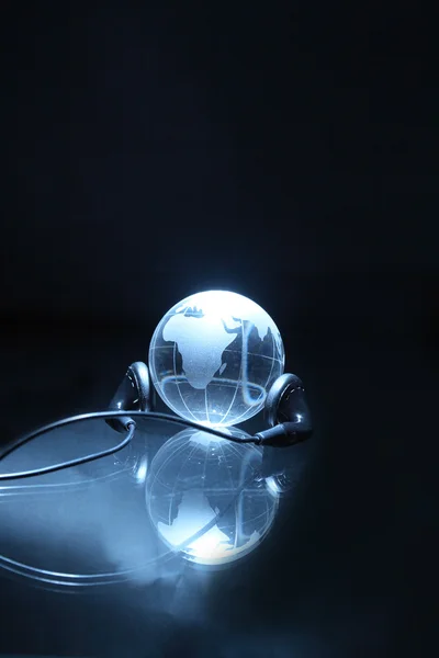 Globus mit Kopfhörern — Stockfoto