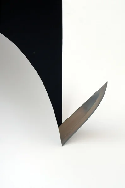 Messer in Papier — Stockfoto