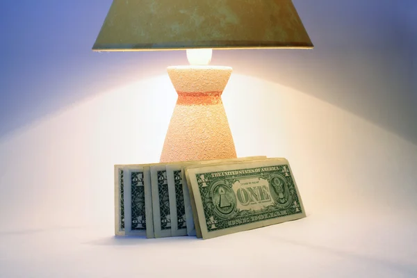 Lampe und Geld — Stockfoto