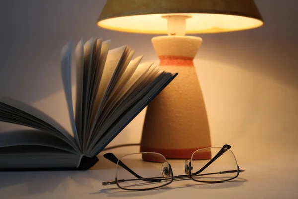 Lamp en boek — Stockfoto