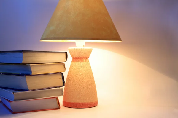 Lampa a knihy — Stock fotografie