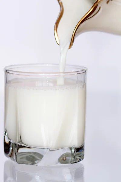 Заливки молоко — стокове фото