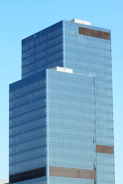 Wolkenkratzer am blauen Himmel — Stockfoto