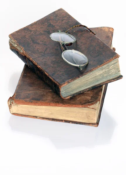 古老的书籍和眼镜 — 图库照片