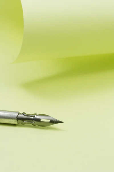 Dolma kalem ve kağıt — Stok fotoğraf
