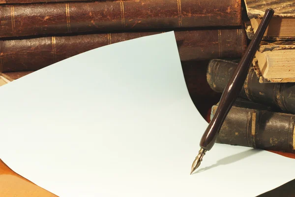 Старые ручки и книги — стоковое фото