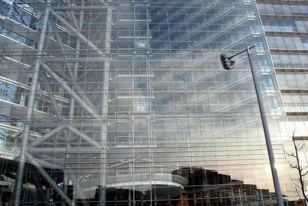 Современная архитектура стекла и стали — стоковое фото