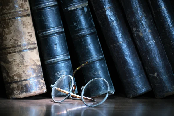 Brillen und Bücher — Stockfoto