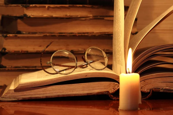 책과 촛불 — 스톡 사진