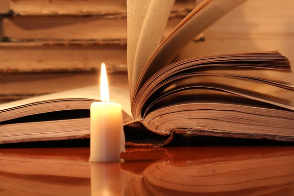 Knihy a svíčka — Stock fotografie