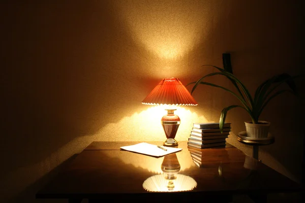 Лампа і книги — стокове фото