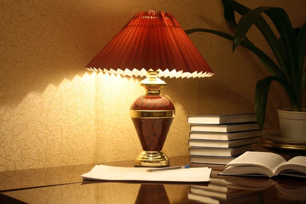 Lamp en boeken — Stockfoto