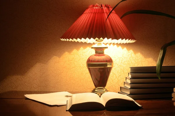 Lampe und Bücher — Stockfoto