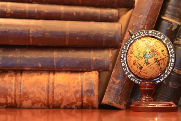 Alte Bücher und Globus — Stockfoto