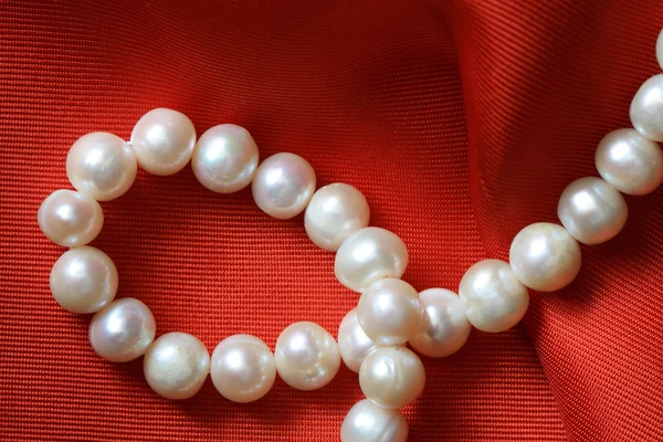 Perle auf Rot — Stockfoto