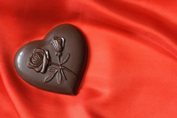 Schokoladenherz auf Rot — Stockfoto